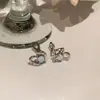 2023 nueva moda amor diseño nicho pendientes femeninos aguja de plata S925 clip de oreja simple tendencia joyería al por mayor