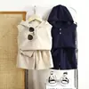 Chaleco sin mangas con capucha de punto gofrado y cierres a presión, un top casual y moderno para niños, con un diseño simple y versátil de corte holgado