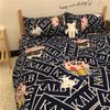 Marca Tide Oso Violento Negro Dibujo Animado Hombres y Mujeres Juego de Cuatro Piezas Verano Dormitorio Estudiantil Funda de Edredón Individual Sábana de Tres Piezas Simple