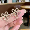 Nuevos Pendientes de Flor de Cinco Pétalos Dulces y Elegantes con Diamantes, Pendientes Florales Huecos Únicos y Elegantes con Estambres de Flor de Mariquita Incrustados de Diamantes