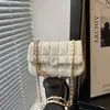 Otoño 2026 Bolso Cuadrado Pequeño con Cadena Diseño Retro Nicho Elegante Bolso de Hombro de Moda Tendencia Casual Bolso de Axila