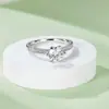 Anel de Prata S925 com Moissanita de Um Quilate com Toque de Luxo, Anel de Casamento Moderno, Presente, Aro Reto com Microincrustação, Anel Feminino de Boa Sorte