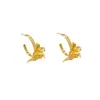 Brincos de Argola Flor de Metal Pétala Retro Francês Elegante Luxo Leve Nicho Moda Europeia e Americana Versátil Brincos de Toque de Luxo para Mulheres