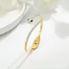 Pulsera de Acero Dorado y Titanio Transfronteriza Europea y Americana Que No Se Desvanece y Está Incrustada con Diamantes Diseño de Nicho Forma de Serpiente Simple Lujo Pulsera de Flor de Cuatro Pétalos