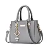 Bolso cuadrado pequeño bolso de mano para mujer bolso de hombro simple bolso de gran capacidad bolso bandolera de doble bola de pelo al por mayor transfronterizo