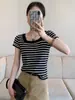 Camiseta listrada de manga curta geladinha para mulheres, gola quadrada, base de tricô, top curto de verão slim fit para mulheres, novo