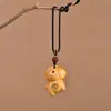 Chaveiro do Signo de Cavalo em Sândalo Verde Natural com Pingente de Pedra Ágata Vermelha e Pingente de Tira para Celular de Cavalo Pequeno