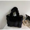Bolsas Fofas de Pelúcia Outono e Inverno para Mulheres 2026 Nova Bolsa Tote Elegante de Grande Capacidade Bolsa de Ombro Fashion Casual Transfronteiriça