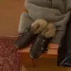Primer Encuentro Temporada 2026 Otoño Nuevas Pantuflas de Piel con Puntera Brogue Británica Retro para Usar Afuera
