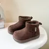 Botas de neve infantis, novo estilo de inverno 2026, com sola macia, antiderrapantes para meninos, forradas com fleece e espessadas, estilo Birkenstock, e sapatos grandes de algodão para meninas