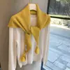 Chal de punto azul con flecos para mujer, nuevo calentador de cuello versátil y cálido de otoño/invierno, capa exterior de suéter con tacto de alta gama, bufanda triangular