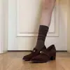 Sapatos Mocassins de Salto Alto Versáteis de Camurça de Alta Qualidade Estilo Retrô Britânico para Mulheres Fivela de Metal Slip-On Para Ir ao Trabalho Salto Grosso Sapatos Pequenos de Couro