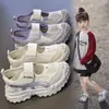 Sandalias para Niñas 2026 Verano Nuevos Zapatos Deportivos Infantiles Punta Cerrada Diseño Hueco Suela Suave Zapatos de Malla para Niñas