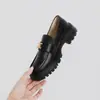 Mocassins redondos da moda estilo britânico com fivela dourada e sola grossa, sapatos de couro versáteis e confortáveis com salto grosso para primavera e outono, em estoque