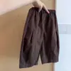 Conjunto de otoño moderno y elegante para niños: un conjunto de tres piezas que incluye un chaleco de dibujos animados, una camisa de cuadros y pantalones, perfecto para niños pequeños