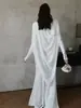 En Stock Vestido Blanco de Cuello Alto y Manga Larga con Adornos Artísticos en el Pecho, Vestido Estilo Resort para Sesión de Fotos.
