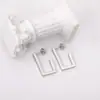 Nuevos pendientes de acero de titanio de otoño estilo retro nicho clásico geométricos cuadrados huecos incrustados con diamantes pendientes de estilo igual al de la celebridad de internet venta al por mayor