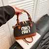 Bolsa de Mão Concha com Letras para Mulheres 2026 Novo Estilo com Patchwork Texturizado, Design Simples, Grande Capacidade, Bolsa de Ombro e Transversal