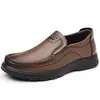 Sapatos masculinos da marca Dragonfly, novos sapatos casuais de couro com sola macia, slip-ons masculinos de negócios antiderrapantes, sapatos de pai confortáveis e versáteis
