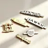 Placas de nome metálicas horizontais de dois pinos, feitas sob medida para roupas e bolsas, placas de nome e acessórios de ferragem com logotipo longo em relevo