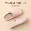 Zapatos de Algodón Impermeables para Mujer Uso en Casa Invierno Suela Suave Zapatillas Antideslizantes Otoño Invierno Calientes Zapatillas de Algodón con Felpa Estilo Masculino Venta al por Mayor