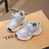 Zapatillas de cuero de una sola capa para niñas talla 26, nuevos modelos de primavera y otoño, zapatos tipo dad de suela blanda para niños pequeños, zapatillas ligeras para correr para niños