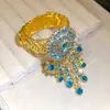 Brazalete abierto con borla redonda y corazón de circón de cristal incrustado estilo palacio retro europeo y americano joyería de mano de lujo ligero sensación de alta gama