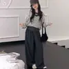 Conjunto Estilo Coreano para Meninas Início do Outono 2026 Novo Estilo para Crianças de Média e Mais Velhas Camada Base Top Shorts Moletom Listrado Calças de Pernas Largas Conjunto de Três Peças
