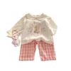 Conjunto de Niña para Primavera y Otoño: Ropa Elegante para Bebés, Moda Infantil de Moda, Camiseta de Dibujos Animados con Cuello de Muñeca Estilo Coreano con Pantalones Casuales a Cuadros