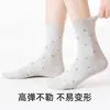 Calcetines Estilo Primavera y Otoño Algodón de Xinjiang Patrón Floral Calcetines Sueltos 200 Agujas Alta Densidad Alto Tejido Calcetines para Mujer Grises de Media Pantorrilla Sin Costuras