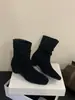 Botas curtas de camurça estilo coreano com zíper traseiro, que aumentam a altura, plissadas, empilhadas, com vibe descontraída, bico quadrado retrô e salto de ferradura
