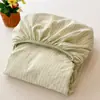 Conjunto de três peças de gaze de camada dupla com toque de algodão para maternidade e infância Classe A, lençol de baixo com elástico, capa de cama, amigável à pele, adequado para bebês, com fronha de estampa floral pequena