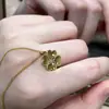Colar Coração de Gelo Triturado Brilhante Estilo Livro Vermelho Pequeno, Corrente para Clavícula Flor de Quatro Folhas em Formato de Coração Dourado Antigo, Combinação Outono e Inverno