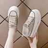 Tênis Brancos de Lona Estilo Coreano com Salto Interno para Aumentar a Altura para Mulheres 8cm Nova Coleção de Primavera Versáteis Sapatos Plataforma com Solado Grosso Sapatos para Esportes e Lazer