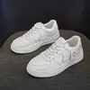 Sapatos brancos pequenos 2023 primavera novo couro Joker sapatos explosões plano sapatos casuais tamanho grande sapatos femininos 40-43