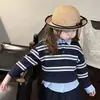 Novo look de outono para meninas: conjunto de moletom listrado e saia plissada, um conjunto de duas peças estiloso e versátil com um visual preppy inspirado na faculdade