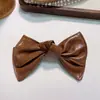 Pinza para el pelo de alta gama retro de piel sintética Pu con pinza de resorte, pinza superior, para la parte trasera de la cabeza, lazo, pinza de agarre de lujo accesible, nuevo 2025