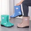 Botas de lluvia impermeables para mujer, botines cortos de moda para adultos, forradas de felpa, cálidas, antideslizantes, botas de agua para cocina, zapatos de goma