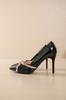 Scarpins Nude com Rebites Outono 2025 Novo Salto Agulha Sapatos Femininos Sexy Estilo Irmã Real Bico Fino Couro Envernizado Tiras Cruzadas Flats