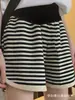 Pantalones cortos de soporte para maternidad a rayas blancas y negras para mujer con ribete de encaje en el dobladillo, diseño holgado de pierna ancha que no oprime el vientre, shorts casuales de maternidad