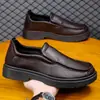 Sapatos masculinos de couro, novos sapatos masculinos slip-on de verão, sapatos casuais confortáveis slip-on de sola macia, atacado de fabricante de sapatos de couro