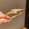 Pulseira com Fivela de Encaixe em Forma de Cobra Banhada a Ouro Real 18K Moda Retrô Pulseira Elegante Luxo Acessível Joias de Alta Qualidade para Mulheres