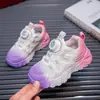 Tenis para niños 2025 nuevo estilo zapatos de malla para niñas transpirables zapatos casuales superficie de malla zapatos de papá con botón giratorio para niños a la moda