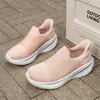 Sapatos tipo meia sem cadarço para casais, tênis leves para corrida, tamanhos grandes femininos masculinos, tênis casuais esportivos em malha fly-knit atacado
