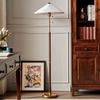 Luminária de Chão Estilo Retro Americano Sala de Estar Lateral de Sofá Luminária de Mesa Vertical Luminária Plissada Criativa Luminárias Decorativas de Atmosfera para Quarto