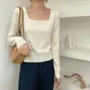 Fotos reais: Novo top de manga comprida para mulheres, estilo coreano de outono, com blocos de cor, decote quadrado simples, malha lisa, versátil e de caimento relaxado.