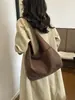 Bolso de hombro retro de remaches de alta gama transfronterizo, nueva colección 2026 para mujer, bolso tote de gran capacidad para el trabajo