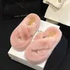 Pantuflas de algodón Otoño/Invierno 2026, nuevos y elegantes zapatos peludos para el hogar con tiras cruzadas, suelas gruesas, aptos para usar en exteriores, estilo slip-on de felpa