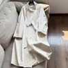 2026 Nuevo Modelo Cuello Alto Reductor de Edad y Cuello Solapa Uso Bidireccional Gabardina Larga Holgada con Cinturón Venta al por Mayor H15GF231843