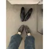 Sapatos Mocassins de Bico Fino Moda High-End Nicho Femininos 2025 Outono Estilo Noturno Salto Bloco Sapatos de Couro para o Dia a Dia